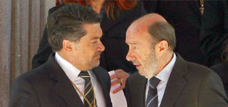 Rubalcaba, a la derecha, conversa con el vicepresidente segundo del Congreso, Javier Barrero.