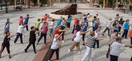 Ejercicio en plena calle para demostrar que los años no pesan