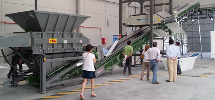 Arquitecto explica a vocales funcionamiento trituradora. (Foto: Fotos: Mancomunidad Vega del Henares)