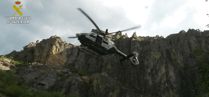 Helicóptero de la Guardia Civil durante el rescate. (Foto: Guardia Civil)