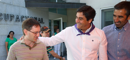 Echániz comparte un recorrido con residentes de un centro ocupacional de Guadalajara. (Foto: Gobierno regional)