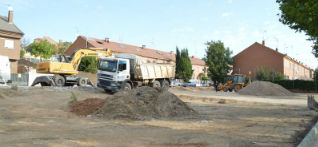 Máquinas trabajando en el terreno que se habilitará como aparcamiento entre las calles Buendía y Poeta Manuel Martínez. Fotografía: Álvaro Díaz Villamil / Ayuntamiento de Azuqueca de Henares