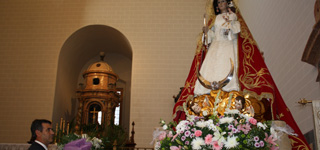 La Virgen de La Antigua recibe un manto de flores de los vecinos de Guadalajara