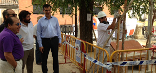 El alcalde visita a los participantes en el XVI Concurso de Albañilería