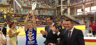 Antonio Román entrega la Supercopa de España al Bera Bera