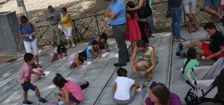 Niños participando en el concurso de dibujo. (Foto: Ayuntamiento de Guadalajara.)