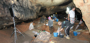 Buscan en la Cueva de los Casares restos de población Neandertal