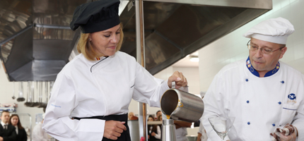Cospedal define la gastronomía como 'parte esencial de la historia de un pueblo', ensalzando el buen hacer de cocineros y restauradores de la región