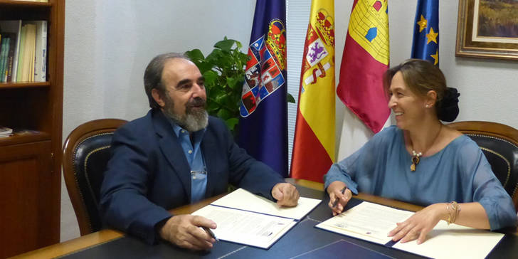 La presidenta de la Diputación, Ana Guarinos, y el presidente de la Asociación de Amigos del Museo de Molina de Aragón, Juan Manuel Monasterio. (Foto: Diputación provincial)