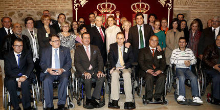 Cospedal con asociaciones y grupos de representacion discapacitados. (Foto: Gobierno regional)