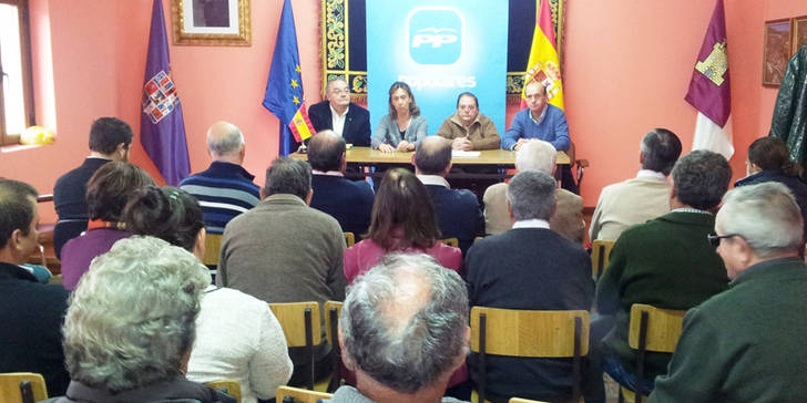 Ana Guarinos durante la reunion que ha mantenido en Campisabalos con afiliados y simpatizantes. (Foto: PP)