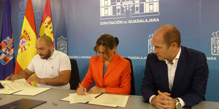 Firma del convenio entre la Diputación provincial y el Club Alcarreño de Salvamento. (Foto: Diputación provincial)