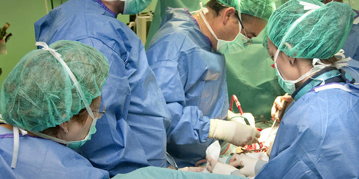 Un momento de la cirugía de escoliosis en el Hospital de Guadalajara. (Foto: J. Ramos)