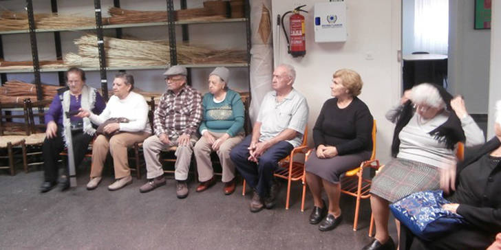 Un grupo de mayores de Marchamalo visita la Escuela de Folklore de Diputación