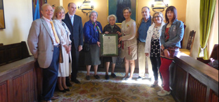 La presidenta de la Diputación felicita a la seguntina Concepción de Grandes en su cien cumpleaños