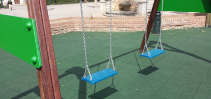 El parque infantil de la Plaza Mayor de Alovera ya está abierto al público