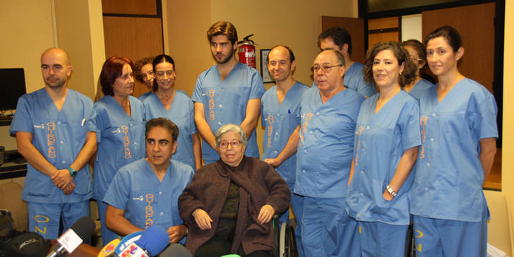 Equipo de profesionales con la paciente trasplantada. (Foto: Gobierno regional)