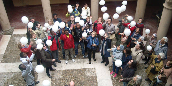 Sigüenza libera globos blancos para manifestar su repulsa hacia la violencia de género