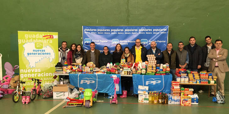 La fiesta de la solidaridad convocada por el PP de Alovera logra recoger 500 kilos de comida y un centenar de juguetes
