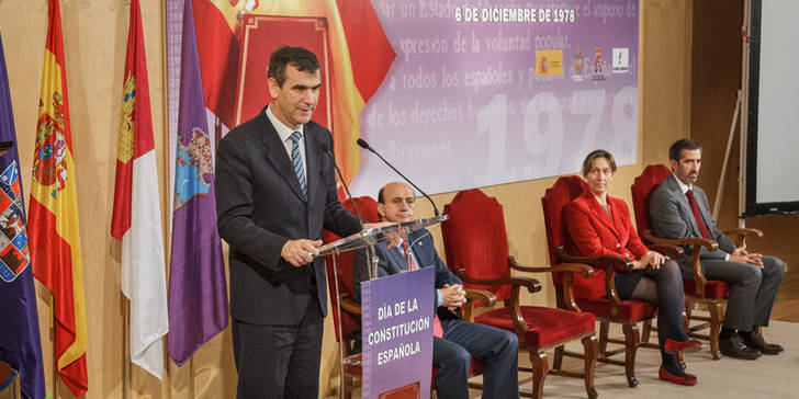 Antonio Román durante su discurso en el Día de la Constitución. (Foto: J. Ropero)
