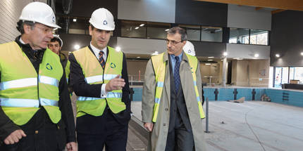 Antonio Román en su visita al centro acuático. (Foto: J. Ropero)