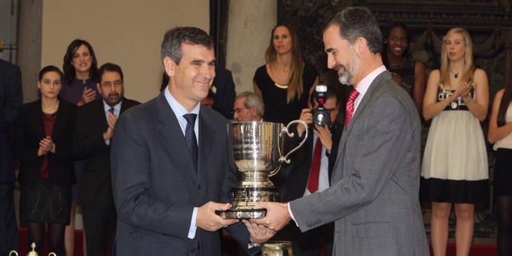 Román recibe de manos del Rey el Premio del Consejo Superior de Deportes.