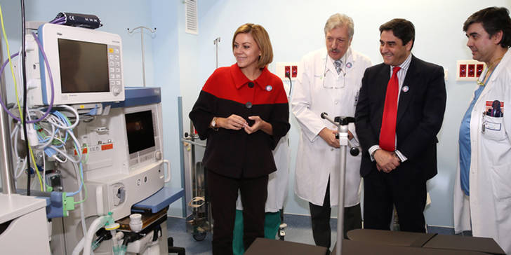 Cospedal visita las instalaciones donde se ubicara el nuevo quirofano en el hospital Virgen de la Luz. (Foto: Gobierno regional)