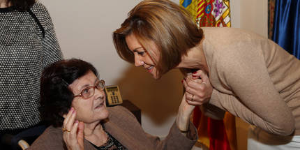 Cospedal presenta la campana Ni un mayor solo en Navidad. (Foto: Gobierno regional)