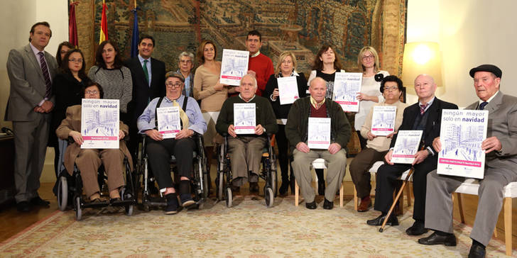 Cospedal se empeña en que no haya ningún mayor solo durante las Navidades