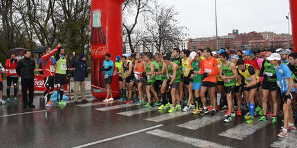 Antonio Román da la salida a la media maratón. (Foto: Ayuntamiento de Guadalajara)