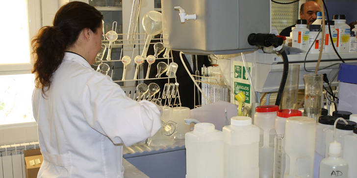 Laboratorio de análisis y control de calidad de la ETAP de Mohernando. (Foto: MAS)