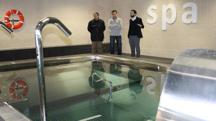 Antonio Román durante la visita al centro acuático. (Foto: Ayuntamiento de Guadalajara)