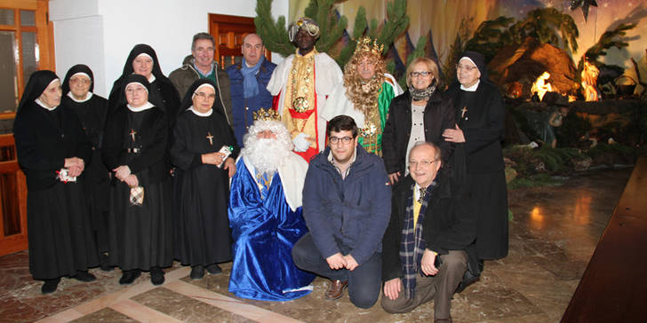 Los Reyes Magos, que de nuevo fueron Majos en Sigüenza, han visitado por triplicado la ciudad