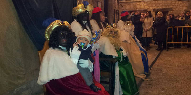 Los Reyes Magos adoraron el belén de la Colegiata y repartieron regalos a los niños pastraneros