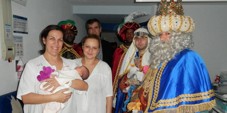 Sus Majestades los Reyes Magos visitan a los pacientes del Hospital Universitario de Guadalajara