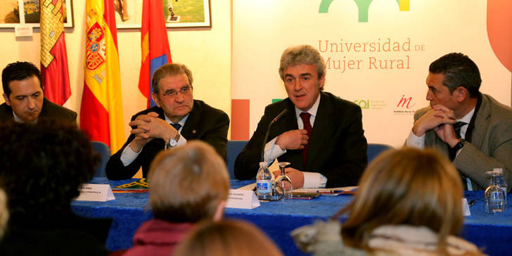 Leandro Esteban elogia la “sensibilidad y eficacia” de Cospedal para conseguir la igualdad real entre mujeres y hombres