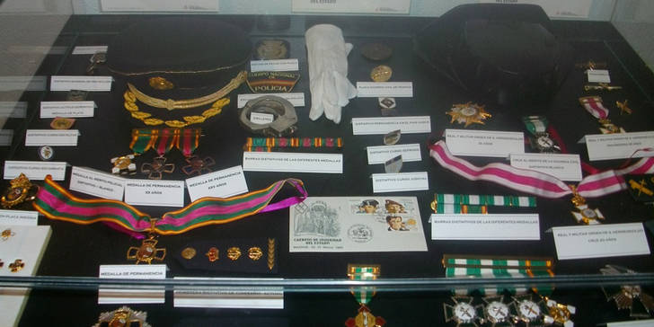 Más de 400 sellos de policía de los distintos continentes en la Biblitoeca Municipal de Alovera