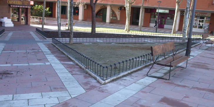 La Concejalía de Parques y Jardines instala vallas de protección para proteger los parterres de la Plaza de Manantiales