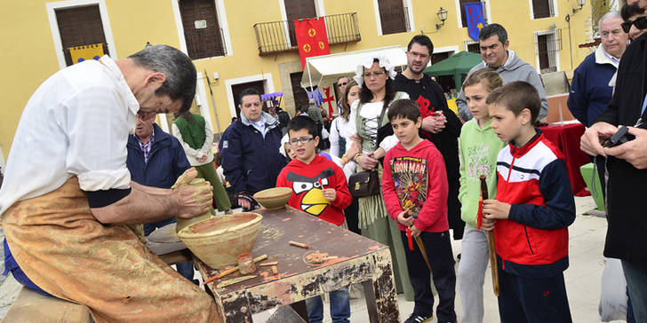 Pareja se prepara para vivir su II Feria Medieval