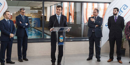 Antonio Román ha inaugurado oficialmente el Centro Acuático Municipal. (Foto: J. Ropero)