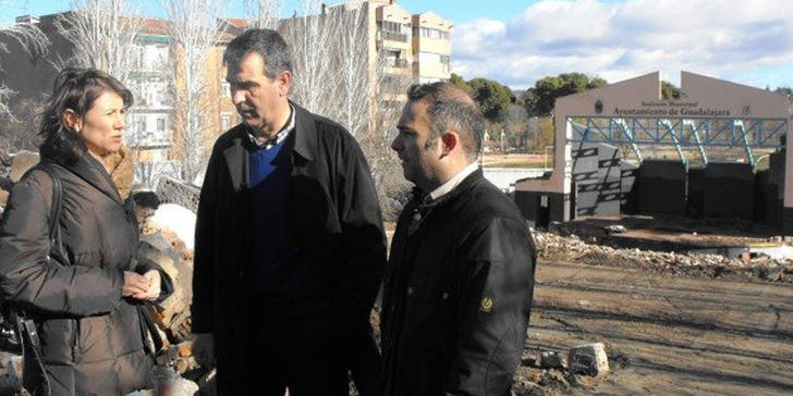 Ana Manzano, Antonio Román y Jaime Carnicero visitan las obras del parque Adolfo Suárez.