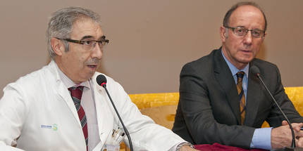 Director Médico y el dr. Cassinello durante la inauguración de la reunión. (Foto: J. Ramos)