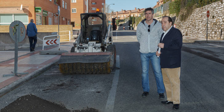 Mariano del Castillo visita las obras en la calle Cuesta de Hita. (Foto: J. Ropero)