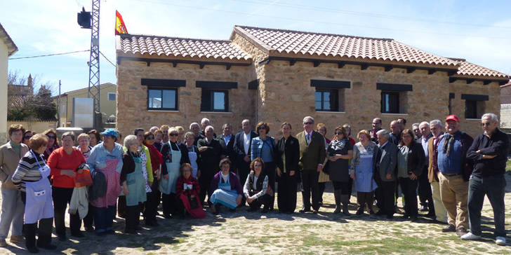 Ana Guarinos asiste con los vecinos de Sacecorbo a la inauguración de los vestuarios de las instalaciones deportivas