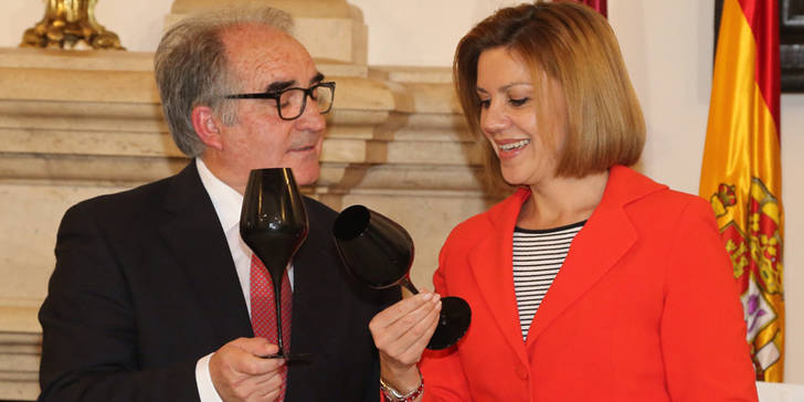 Cospedal anima a seguir trabajando “para que el vino de Castilla-La Mancha sea un referente de calidad”