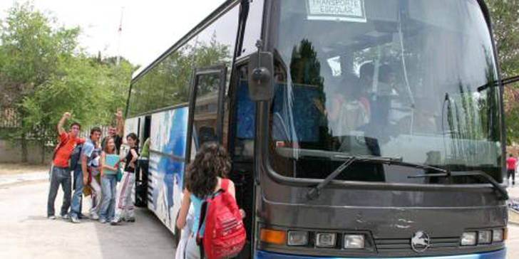 La Guardia Civil imputa al conductor de un autobús que transportaba 60 menores sin tener carnet
