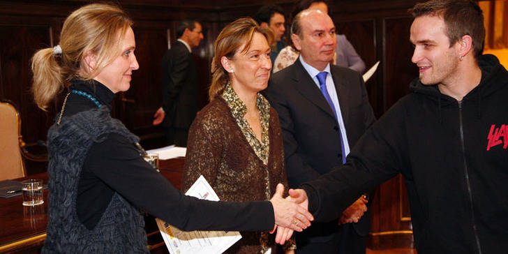 Casero entrega diplomas de los cursos del primer ciclo del dipuemplea.