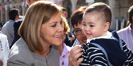 Cospedal anuncia que en la próxima legislatura se incrementará la cuantía destinada a las ‘becas mamá’