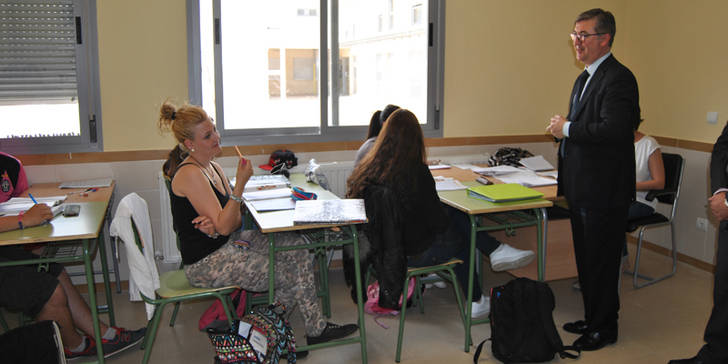 Marín desvela en El Casar que las oposiciones a profesores de Enseñanzas Medias comenzarán el 20 de junio