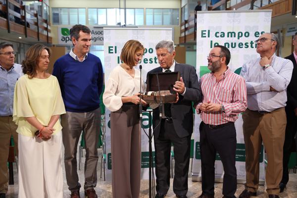 Cospedal destaca la importancia del sector primario en la región “que está ayudando mucho al crecimiento económico y a la creación de empleo”